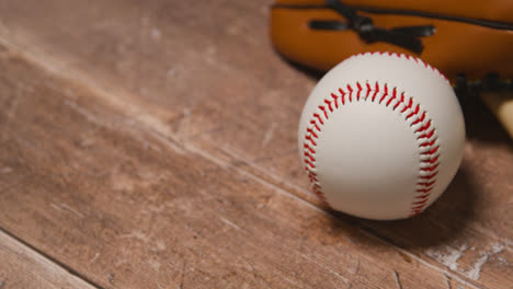 Nahaufnahme-Eines-Studio-Baseball-Stilllebens-Mit-Ball-Im-Fängerhandschuh-Auf-Holzboden